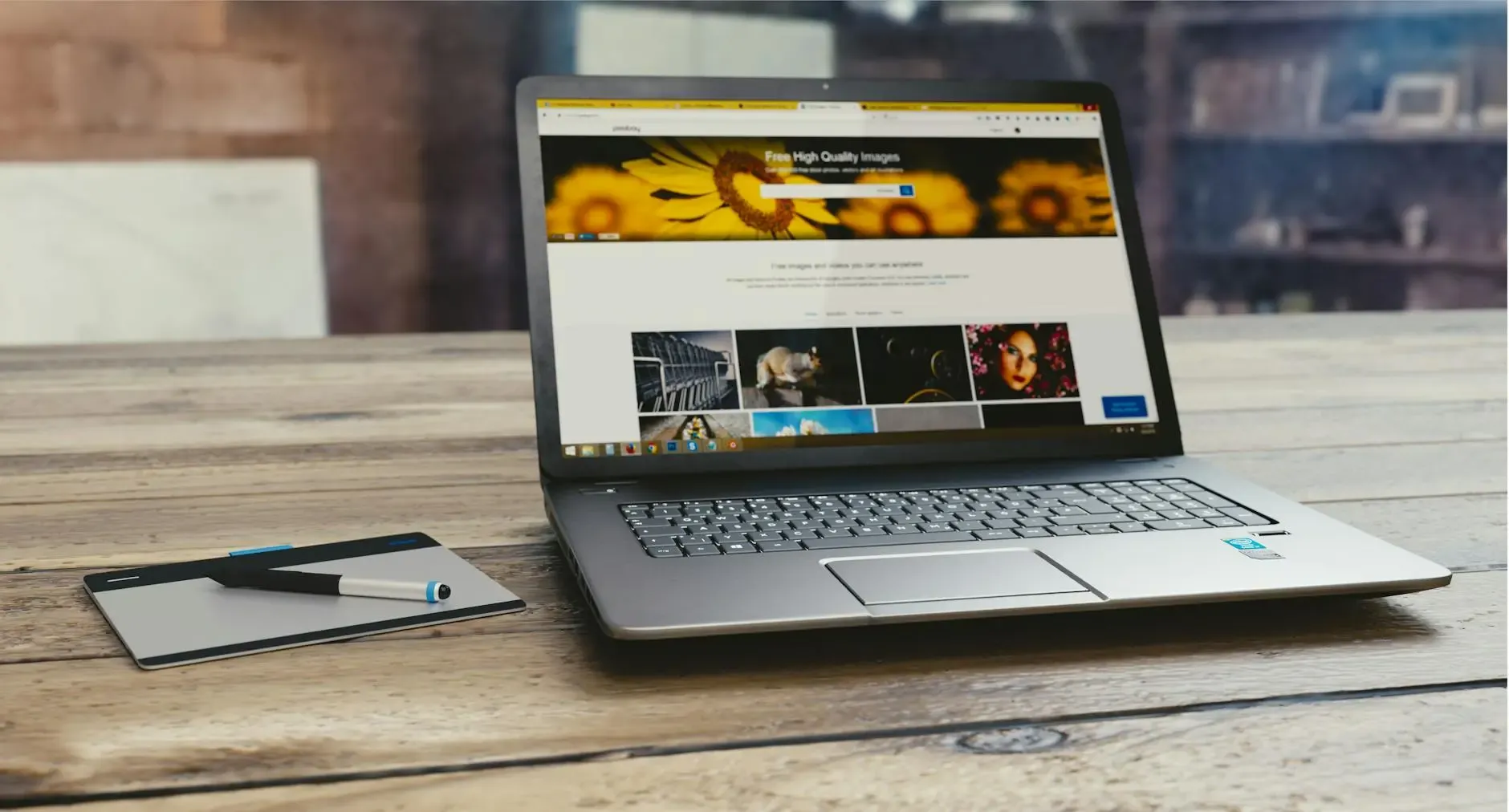 Nowoczesne biuro z widoczną instalacją rekuperacji i nawiewnikami