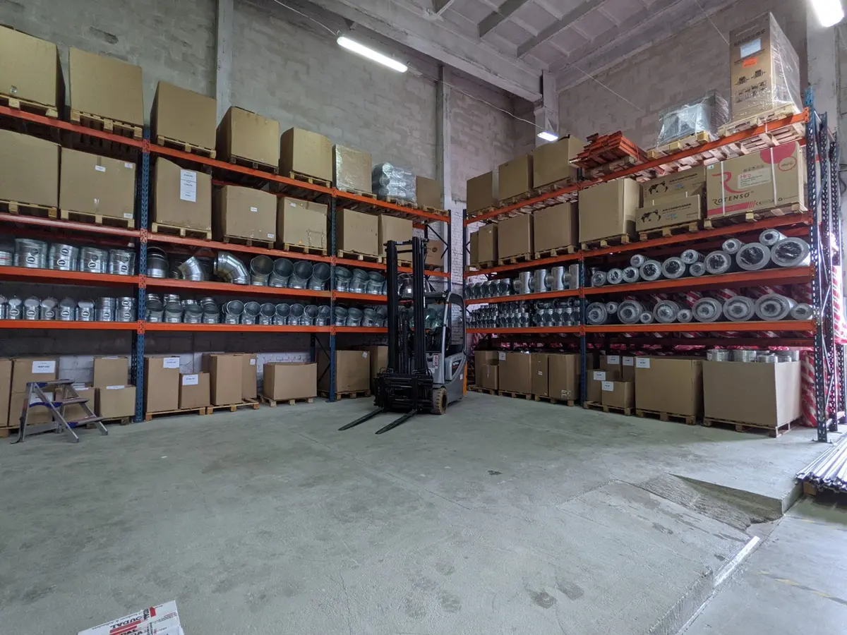 Magazyn Ventido — materiały HVAC na regałach